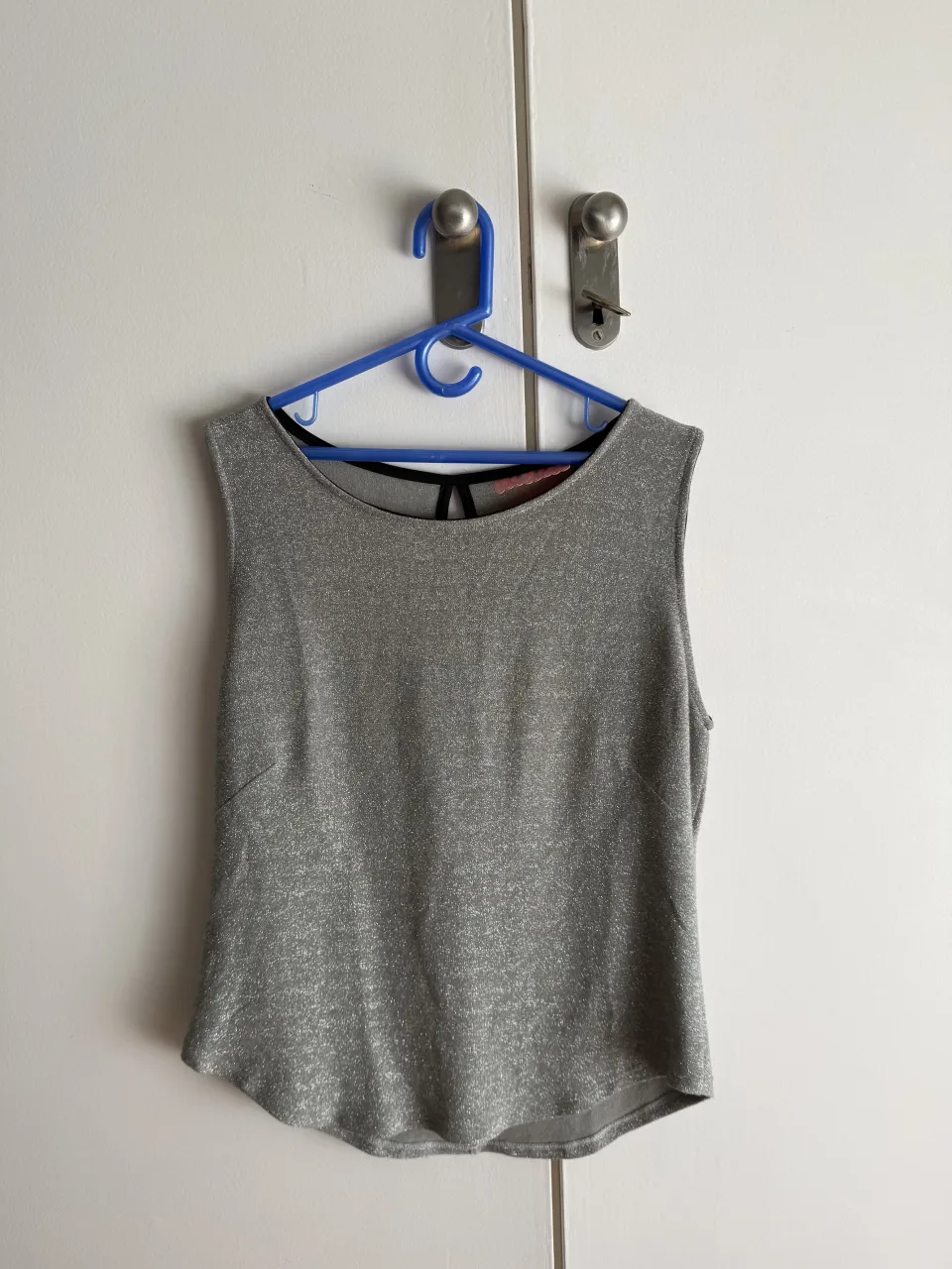 Musculosa plateada con brillos.
