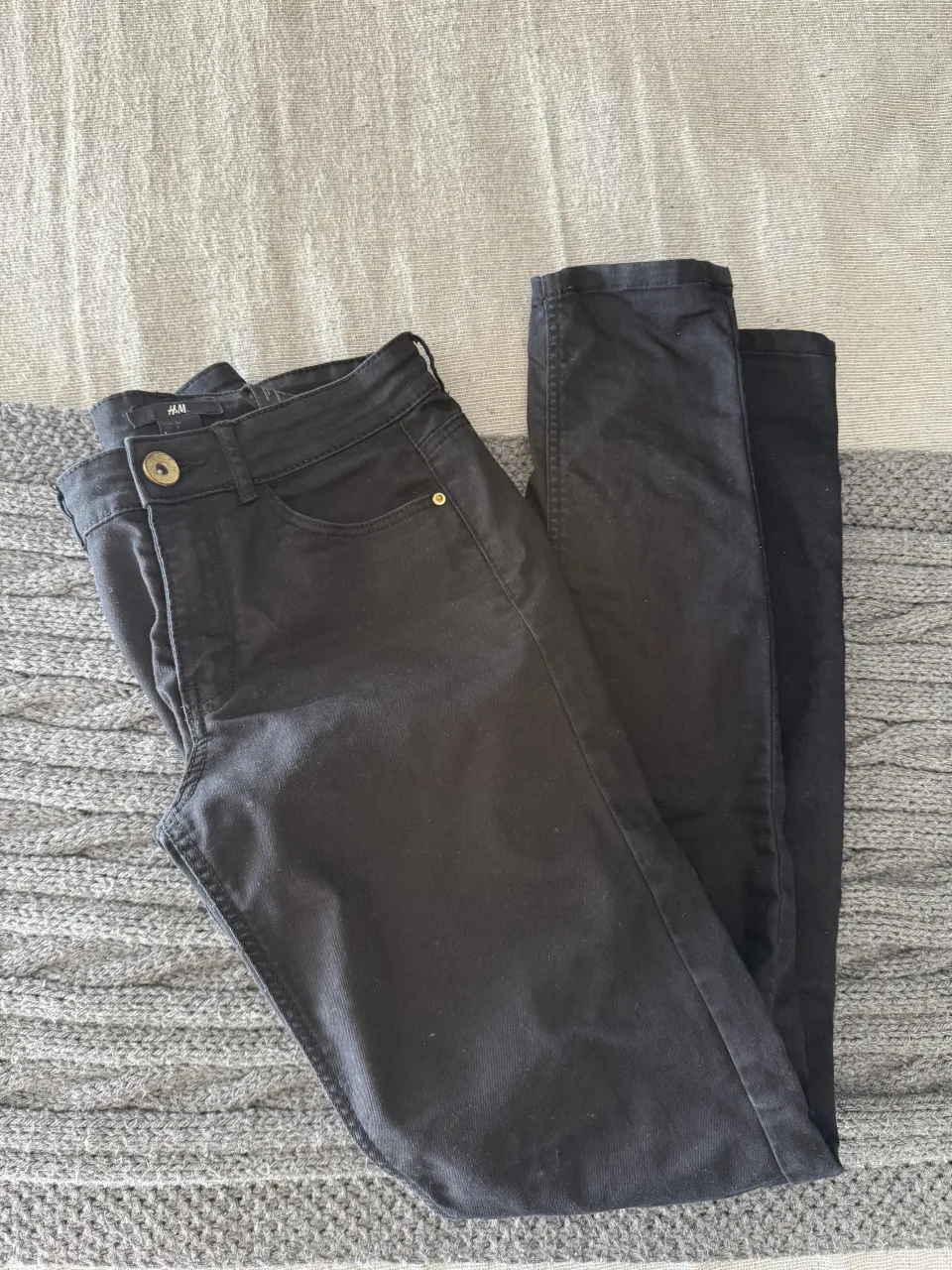 Jeans negros de H&M.