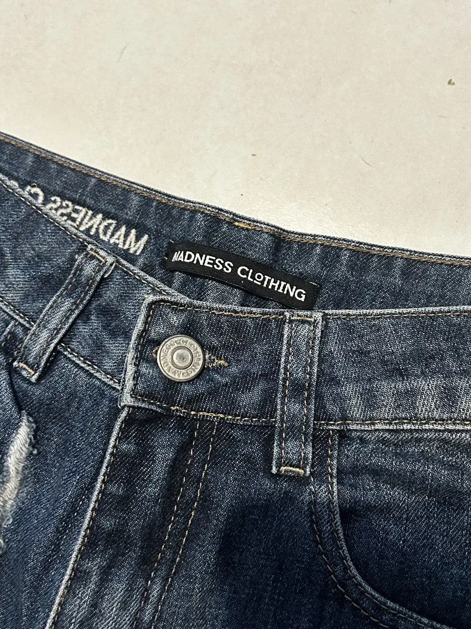 Short de jean de mujer, tiro alto, con roturas y flecos en el borde inferior. Ideal para un look casual y moderno.