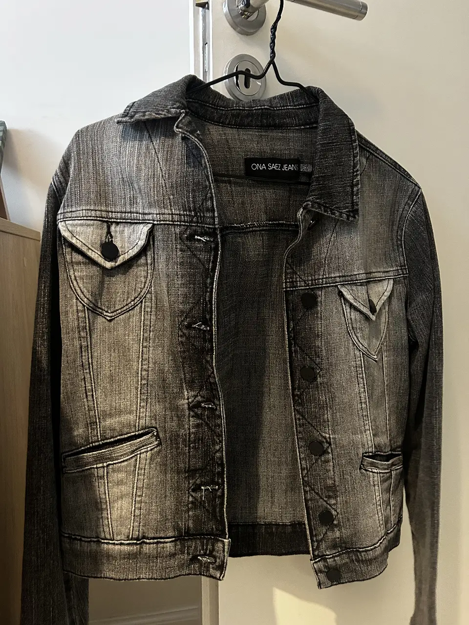 Campera de jean gris oscuro de la marca ONA SAEZ JEANS. Posee botones y bolsillos delanteros. Ideal para un look casual y canchero.