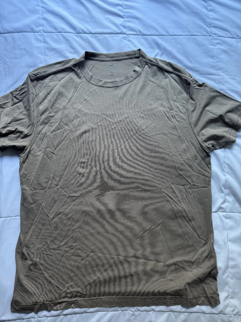 Remera Hollister de hombre, color marrón, talle L, de algodón, ideal para un look casual y cómodo.