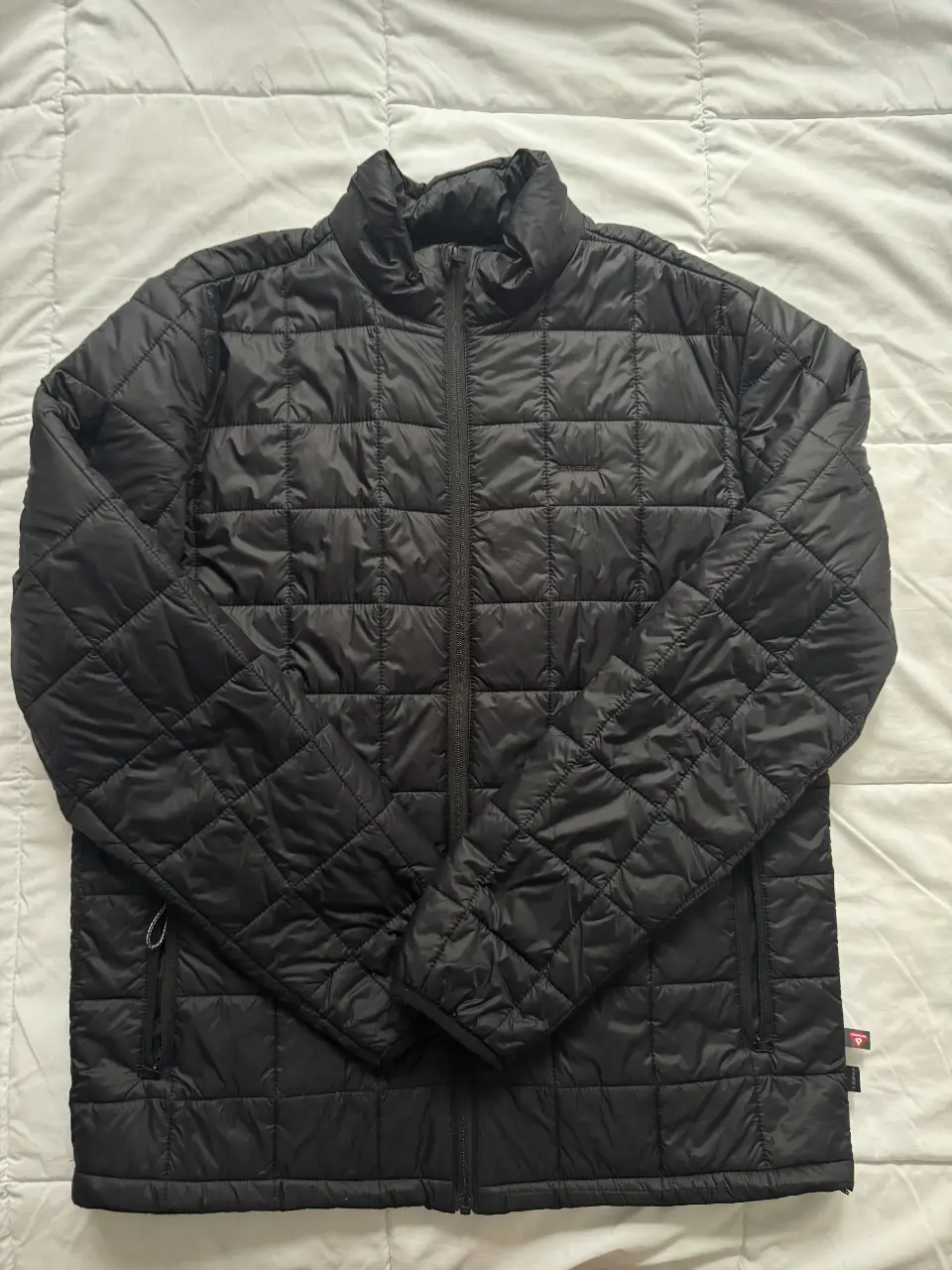 Campera negra acolchada para hombre, ideal para el invierno. Con cierre frontal, bolsillos y cuello alto. Marca O'Neill.