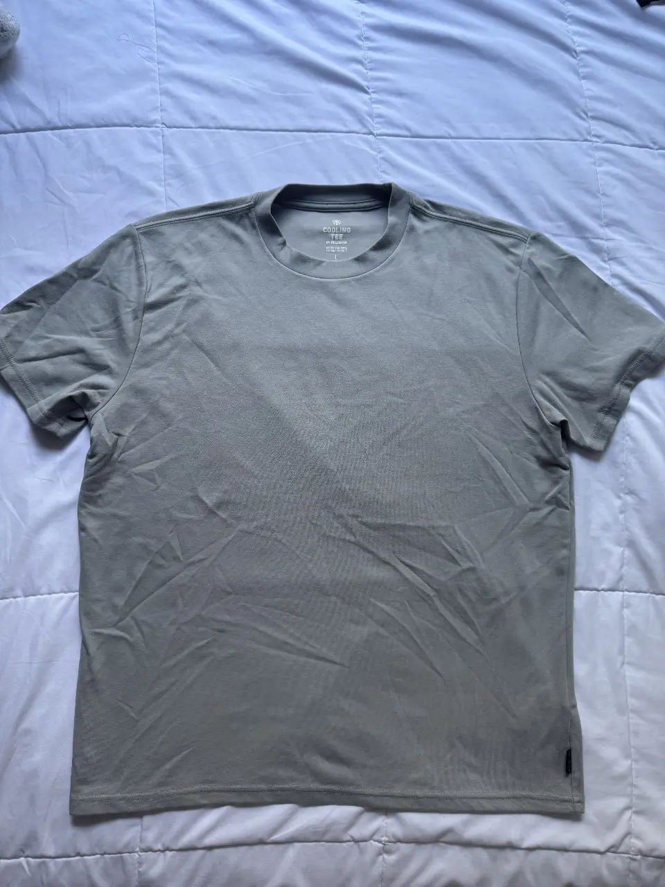 Remera Cooling Tee de Hollister para hombre, color gris. Ideal para entrenar o usar en el día a día. Talle L.