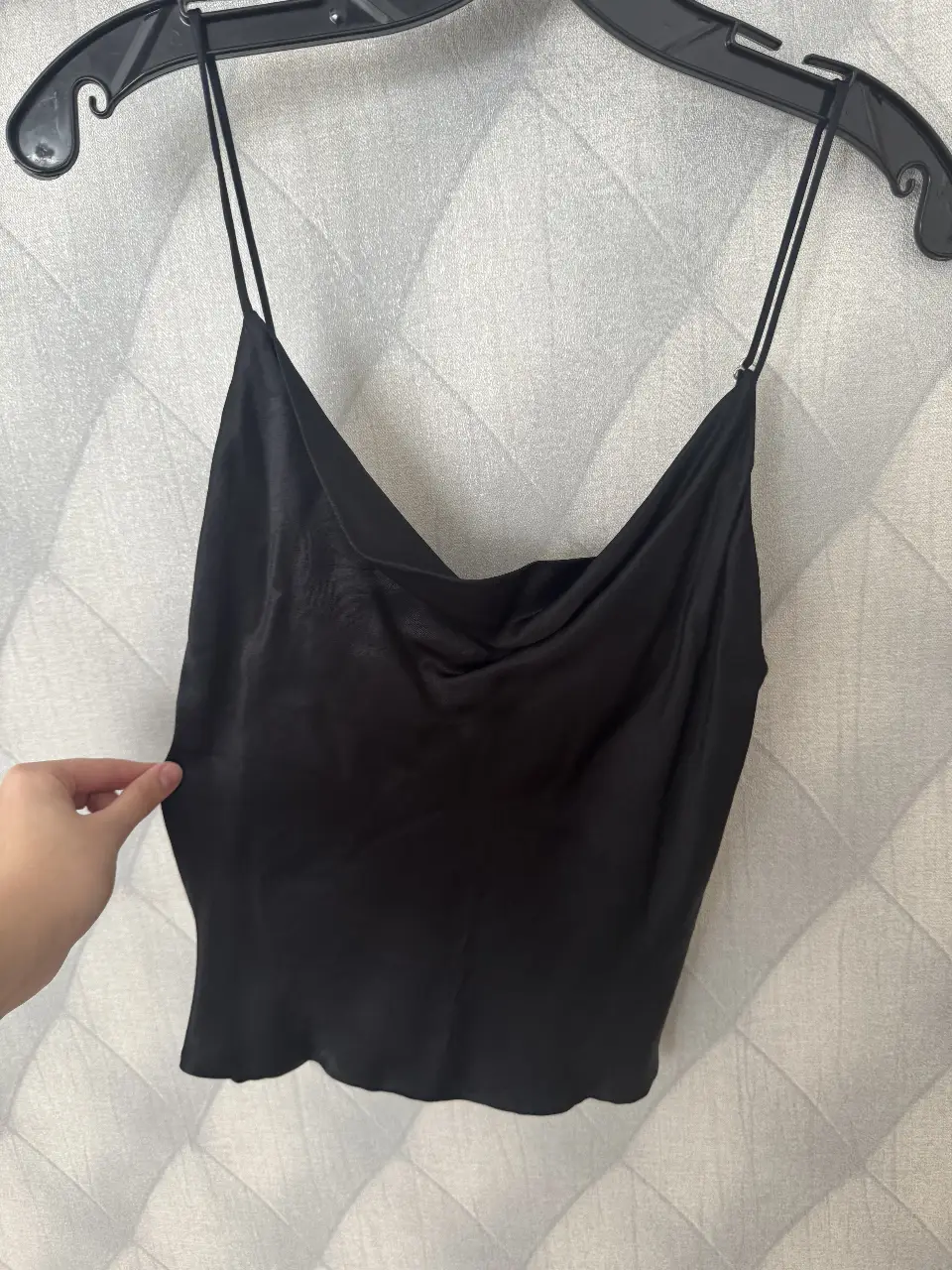 Top negro de seda con tirantes finos y escote abuchonado. Ideal para una salida o evento especial. Marca Zara.