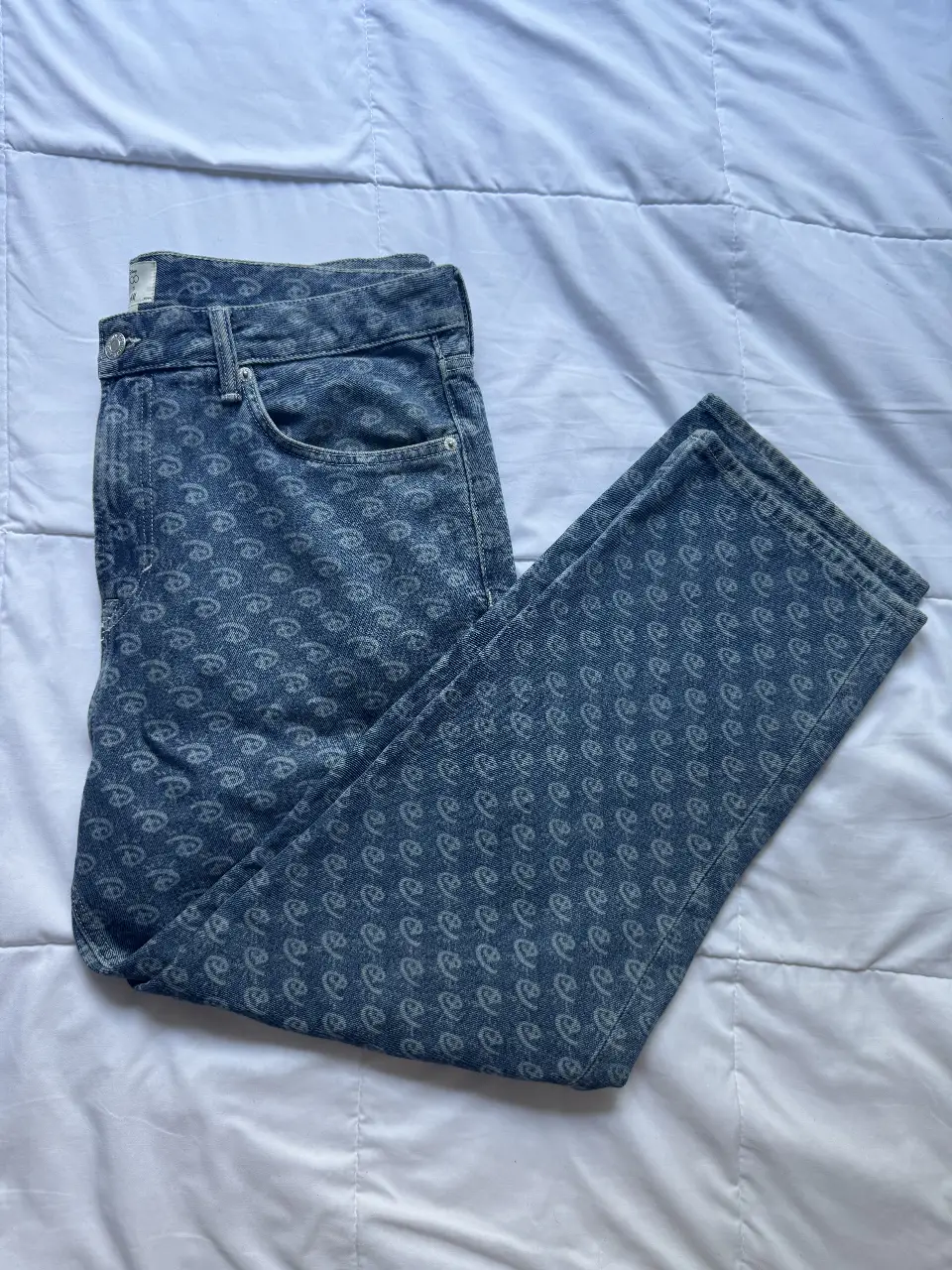 Jeans de mujer H&M x Disney con estampado de logo de Disney. Talle 36/30. Corte recto, tiro medio. Ideal para un look casual y con onda.
