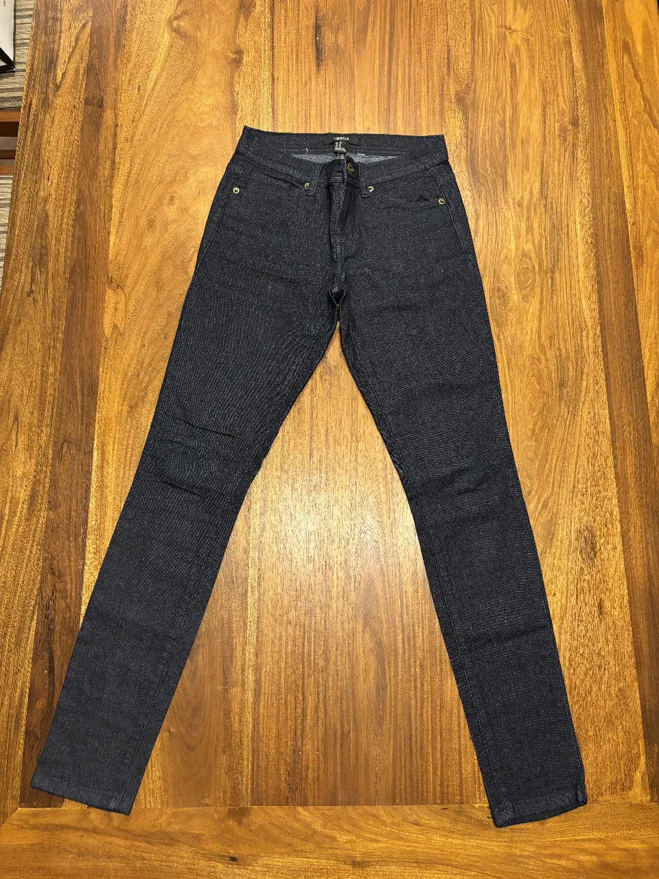 Jeans rectos de mujer, color azul oscuro, de la marca Forever 21 - talle 24. Tiro medio, ideal para un look casual y versátil.