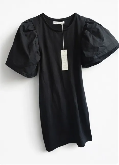 Vestido corto negro de manga corta con mangas abullonadas.