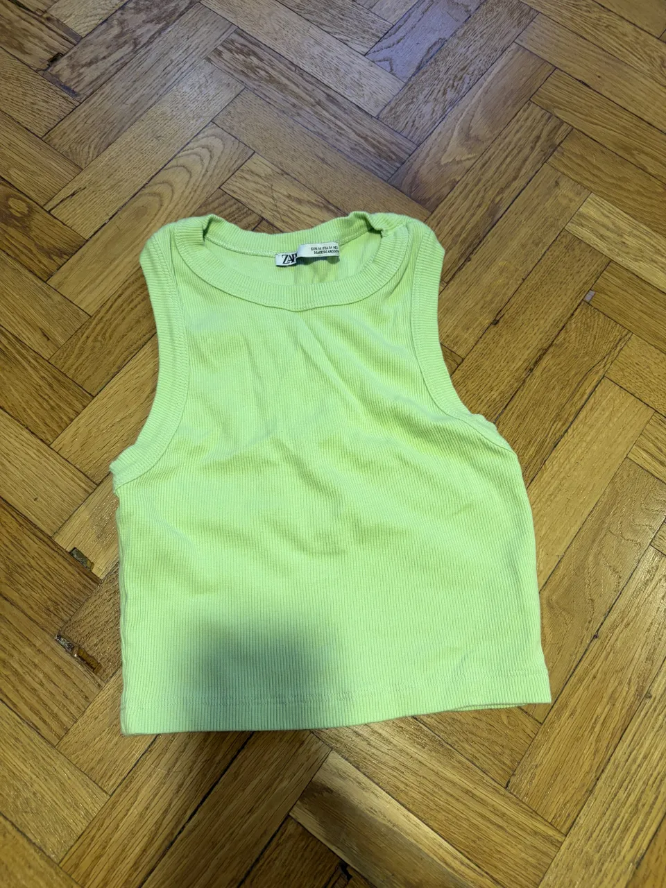 Top  verde lima, con cuello redondo y espalda.