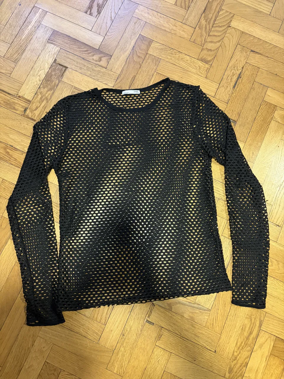 Remera negra de manga larga con tejido de red. Divina para el dia o la noche y super comoda! Dice que es tale XL pero un S o M tambien lo usa perfecto