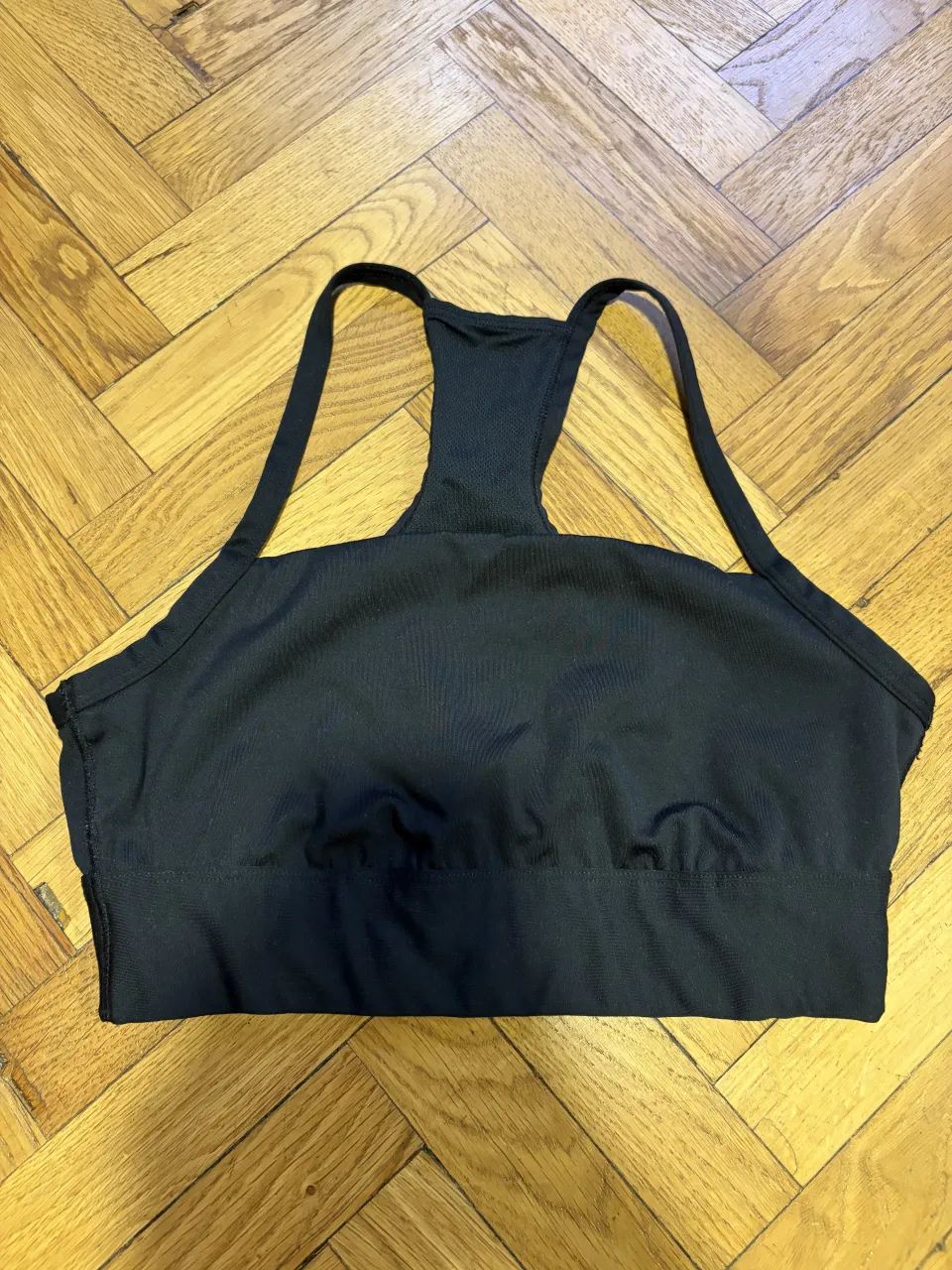 Top deportivo negro con tiras.