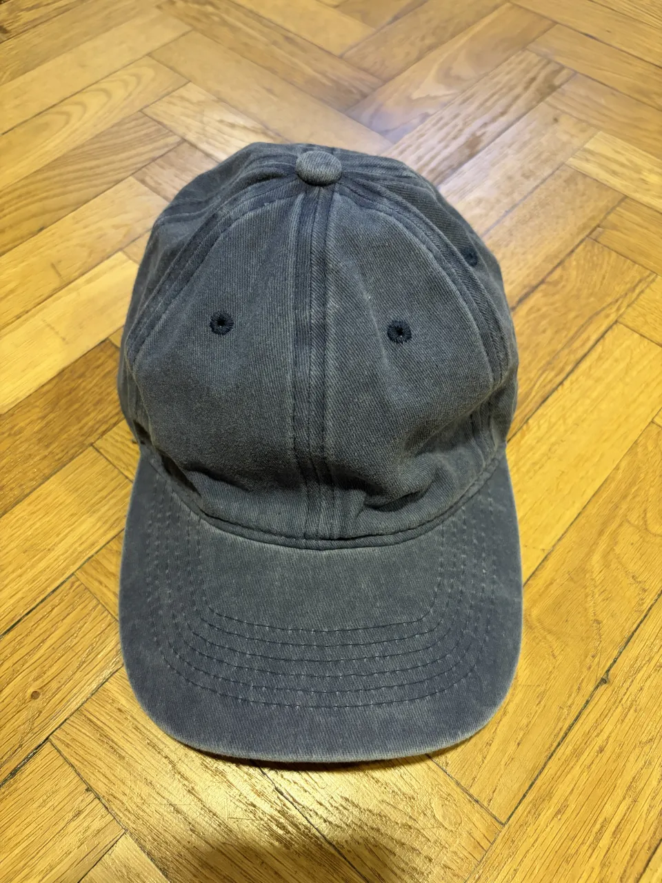 Gorra de tela color Azul Gastado, con visera curva. 