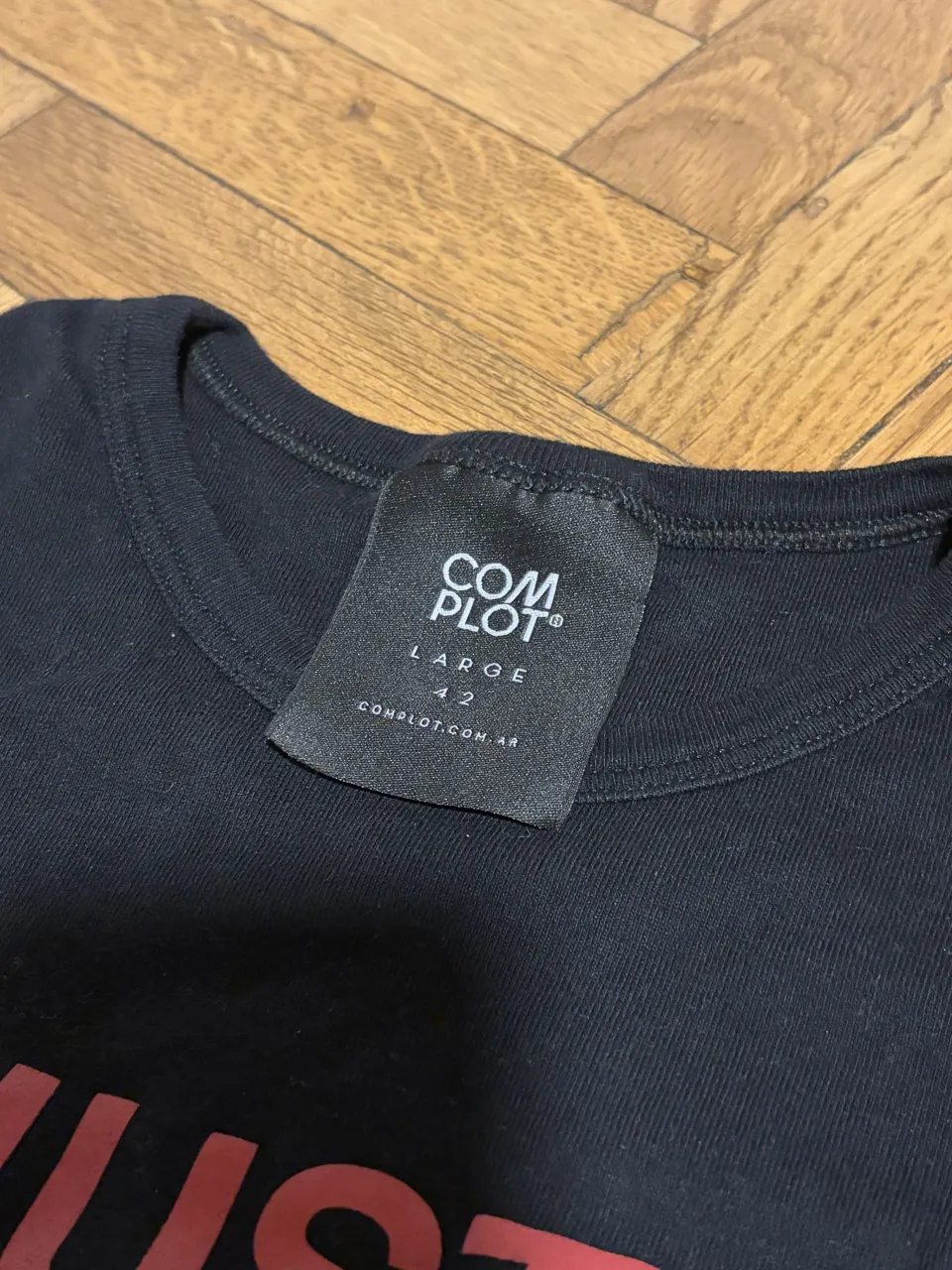 Remera Complot - Vista 2