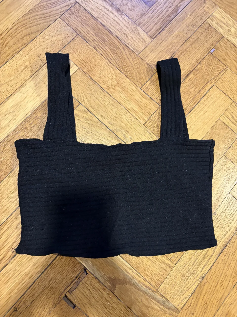 Top negro de tejido acanalado con tiras anchas. Ideal para salir la noche, va con todo! Se super estira va desde talle S hasta el L