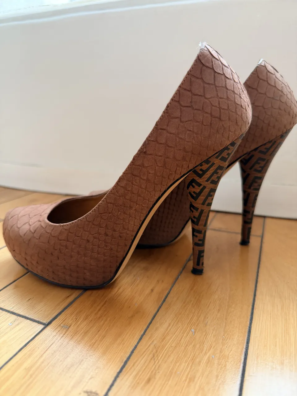 Zapatos de taco alto Fendi, color marrón con estampado FF en el taco. Un clásico que no puede faltar en tu guardarropa.