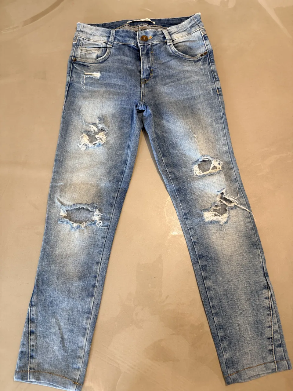 ¡Jeans súper cancheros y a la moda! Estos jeans de tiro alto son perfectos para un look urbano y descontracturado. Tienen un diseño desgastado y roto que le da un toque rebelde y moderno. Ideales para combinar con remeras básicas, tops o buzos para crear outfits geniales.
