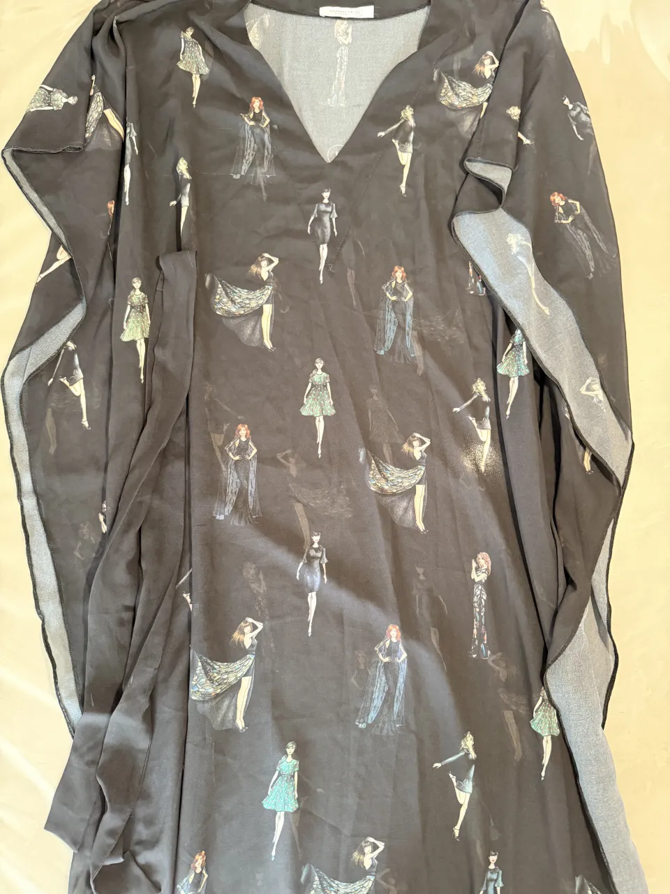 Túnica estampada con figuras femeninas, ideal para un look boho chic o playa. Su diseño fluido lo hace perfecto para eventos de día o para sentirte cómoda y a la moda.