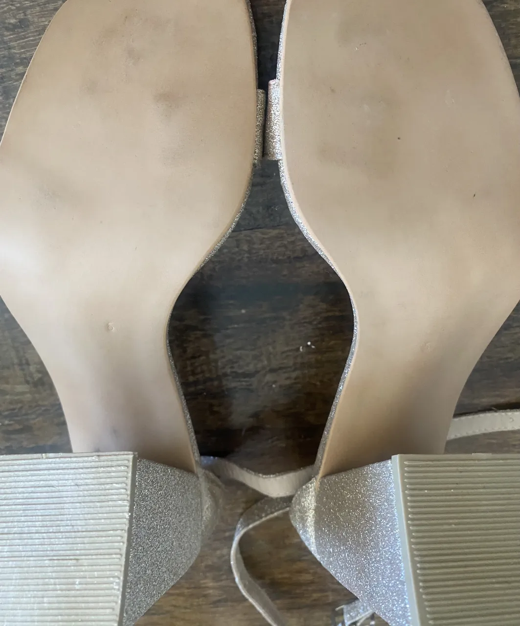 Sandalias de fiesta doradas con taco cuadrado y pulsera al tobillo. Ideales para eventos especiales.