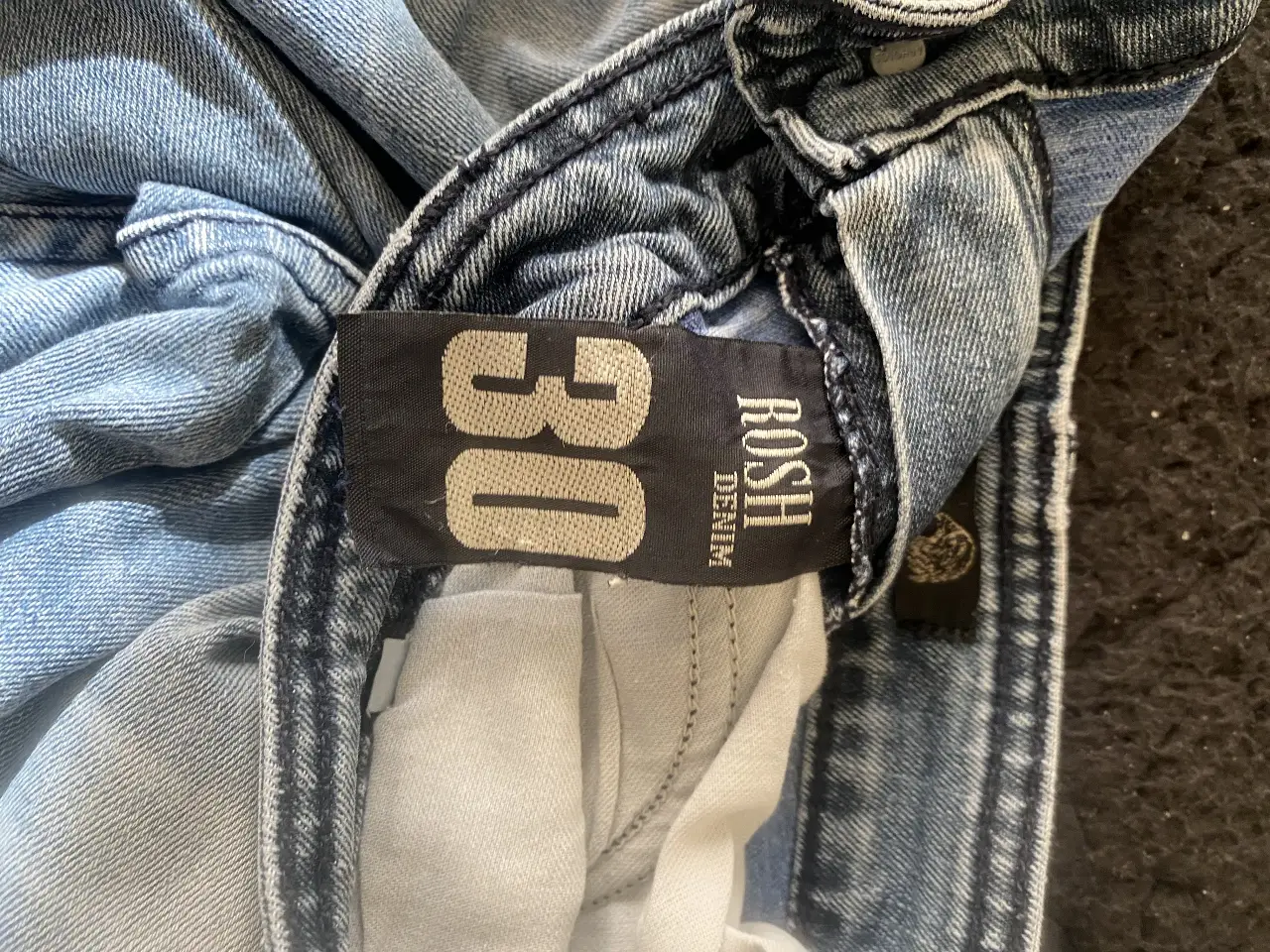 Jeans de mujer, tiro medio, con roturas en las rodillas. Talle 30, marca Rosh Denim. Ideal para un look casual y moderno.