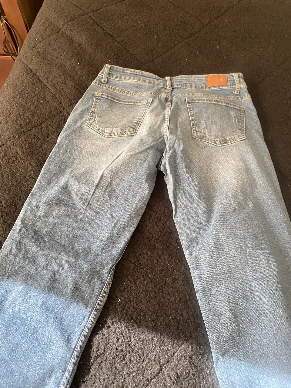 Jeans de mujer, modelo boyfriend, con roturas en las rodillas. Talle 40. OPP02ITE Denim Collection.