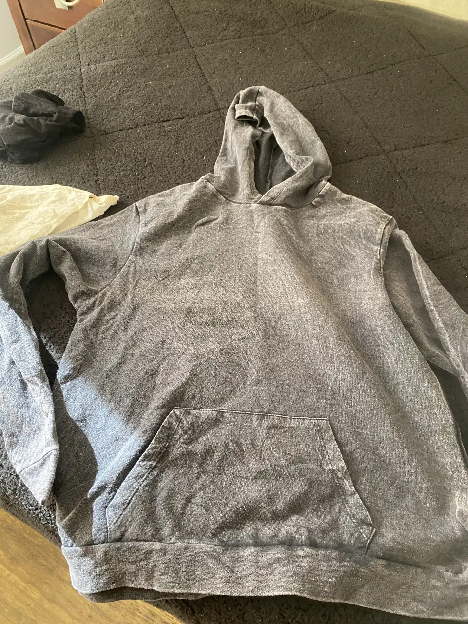 Buzo canguro gris con estampado en la espalda. Talle L.