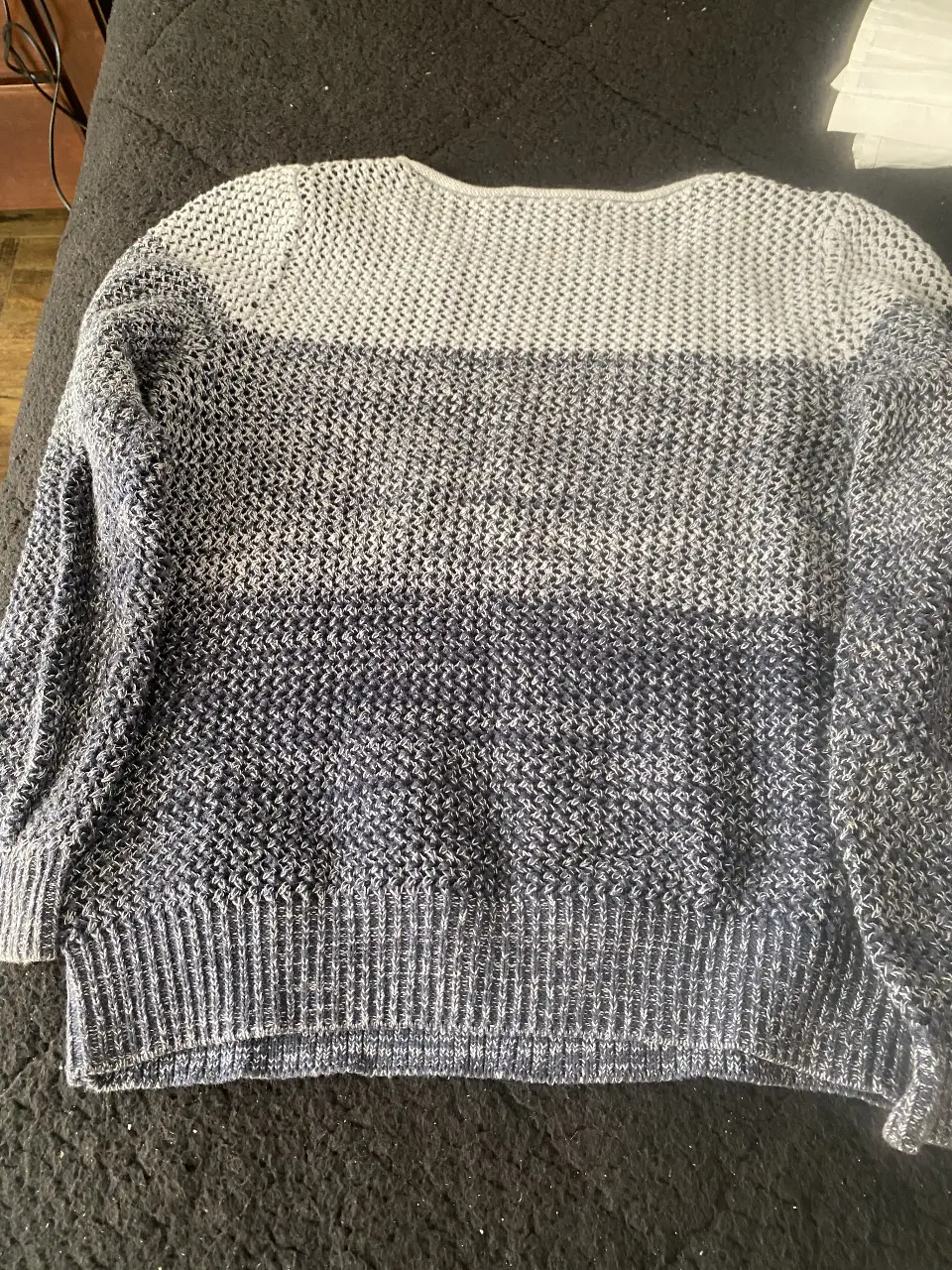 Sweater  Banana Republic, tejido con diseño a rayas en tonos grises y azul marino. Talle M, ideal para un look casual y cómodo.