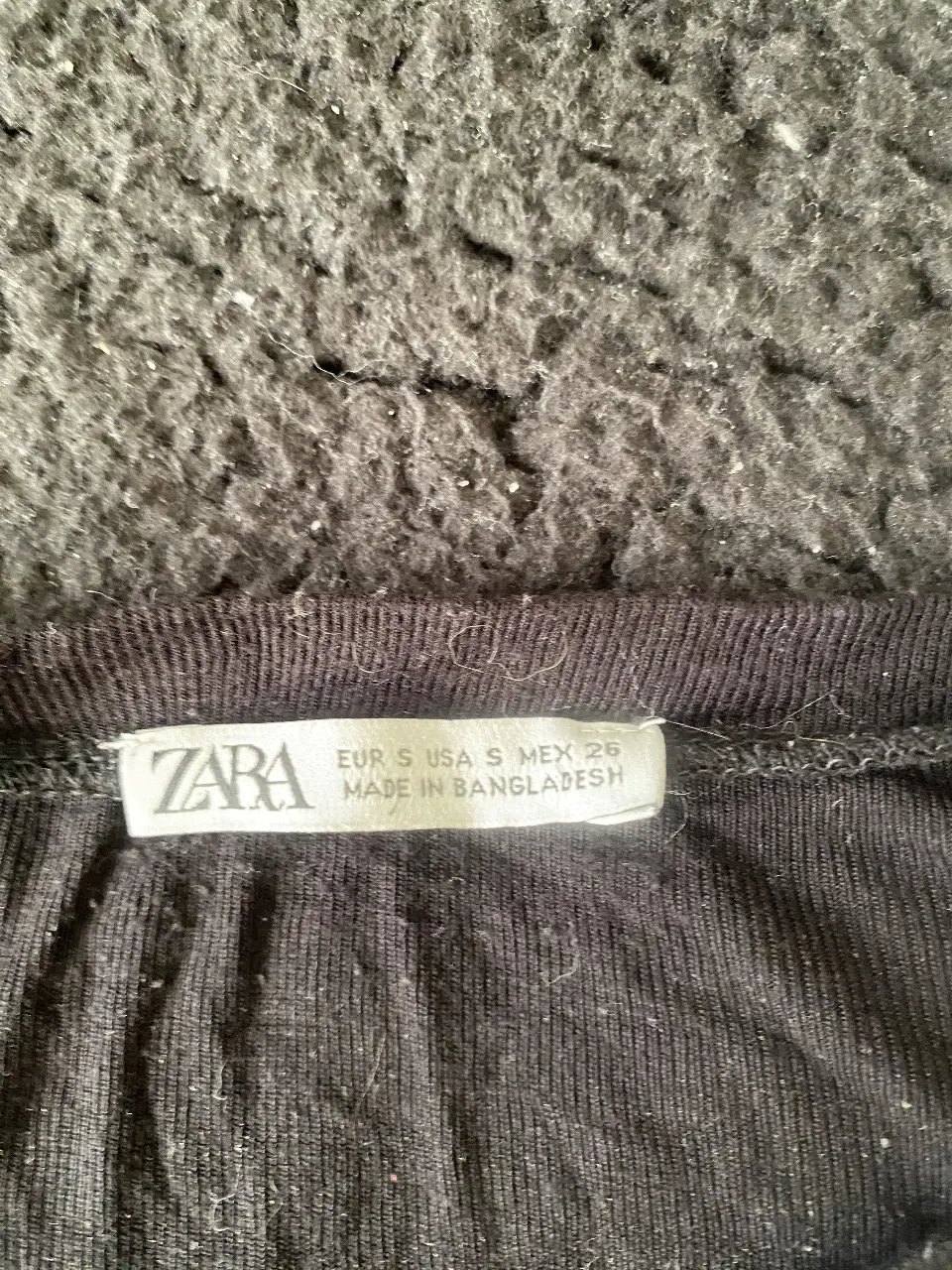 Remera manga larga negra de la marca Zara, talle S. Ideal para un look casual y versátil.