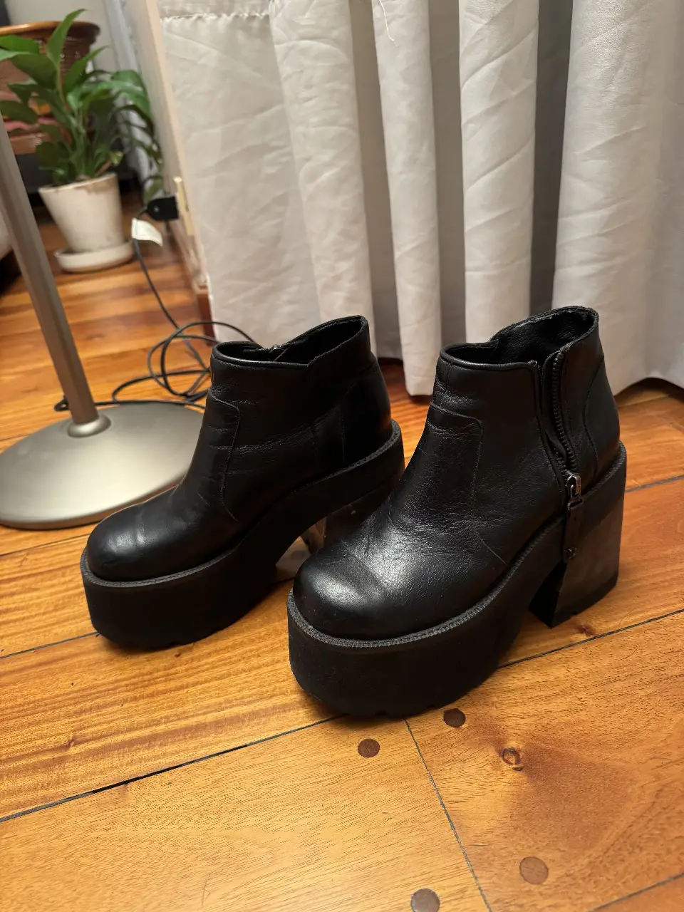 Botines de Paruolo negros con plataforma, ideales para un look rockero o urbano. Con cierre lateral para facilitar el calce.