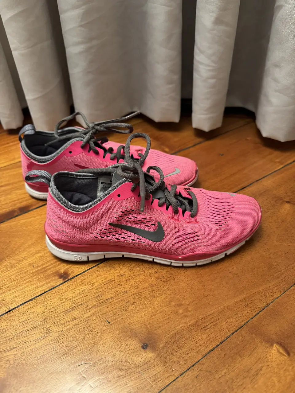 Zapatillas Nike Free 5.0 rosas para mujer, ideales para running y entrenamiento. Con diseño ligero y ajuste cómodo.