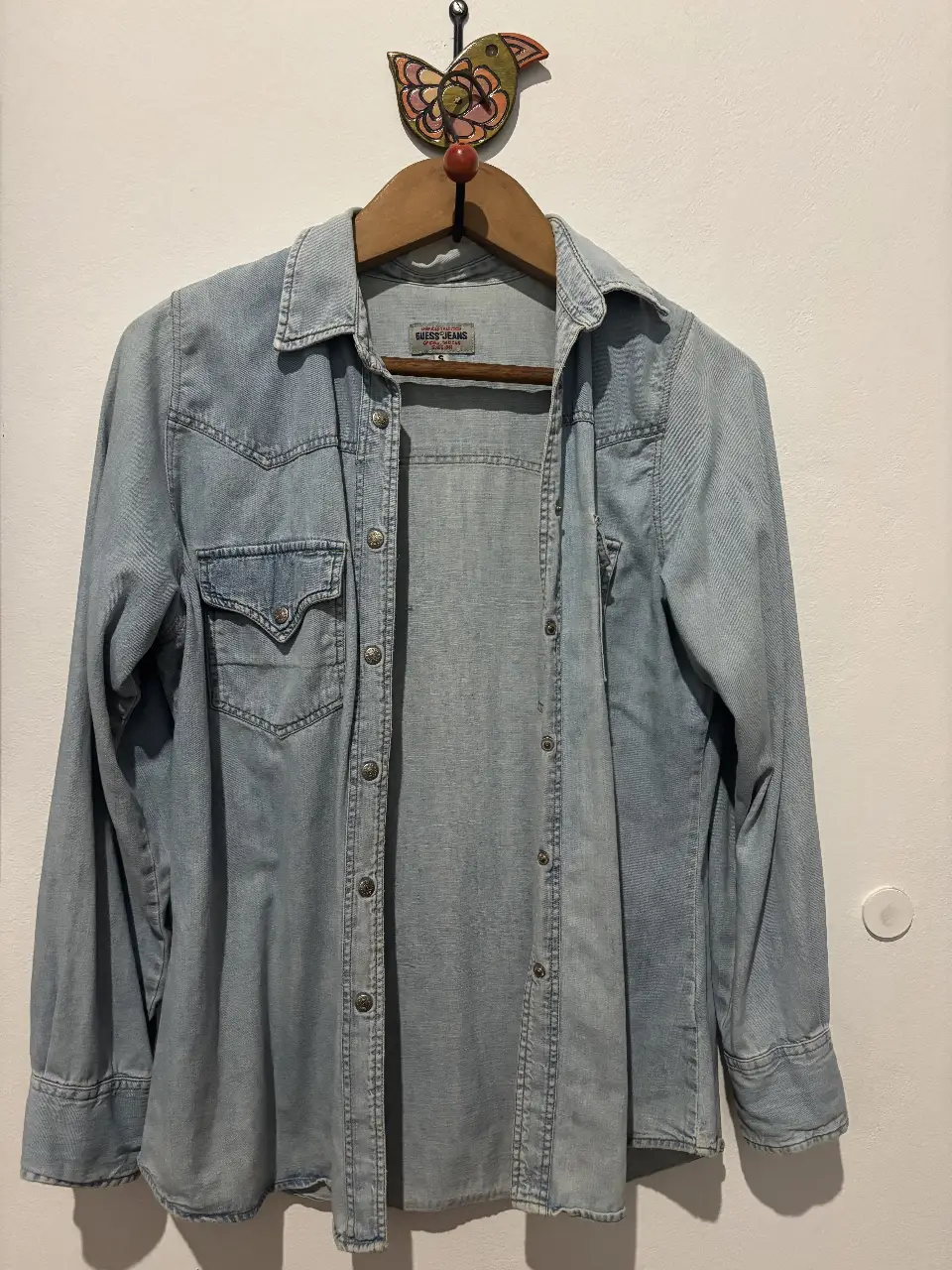 Camisa Guess Jeans de jean celeste, con mangas largas y botones. Estilo vintage, ideal para un look casual y canchero.