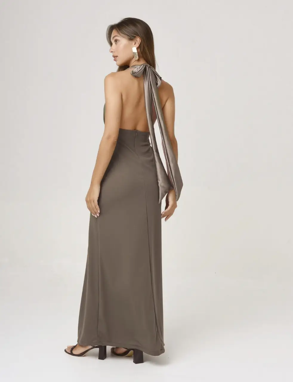 Vestido largo de fiesta con espalda descubierta y detalle de lazo en el cuello. Ideal para eventos especiales como casamientos o fiestas. UN SOLO USO