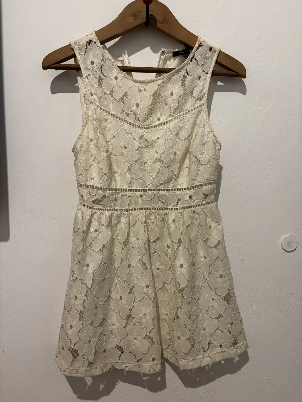Vestido mini de encaje color crudo, ideal para eventos especiales o salidas. Diseño delicado y femenino. Poco uso, en Excelente estado!