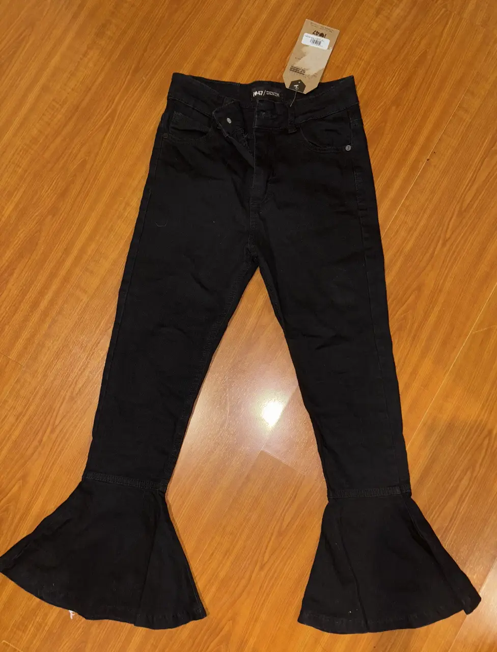Jeans de mujer negros con corte campana en el bajo. Tiro medio, ideales para un look casual y moderno. CON ETIQUETA. 47 steet TALLE 22