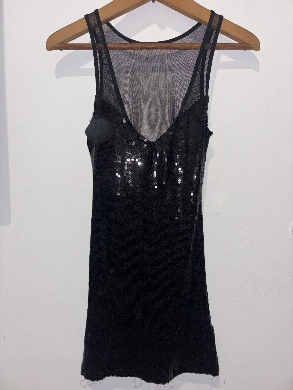 Vestido mini negro con lentejuelas y detalles de tul. Ideal para fiestas y eventos especiales. Diseño ajustado y escote en V. EN PERFEFTO ESTADO