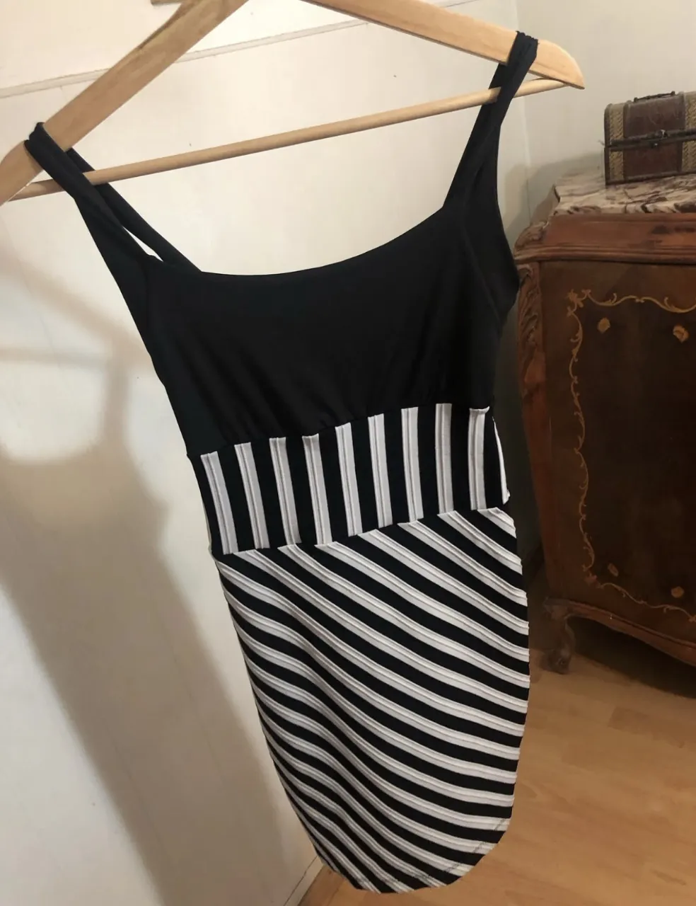 Vestido corto de tiras un solo uso ideal para un look casual y moderno. Talle M/L 