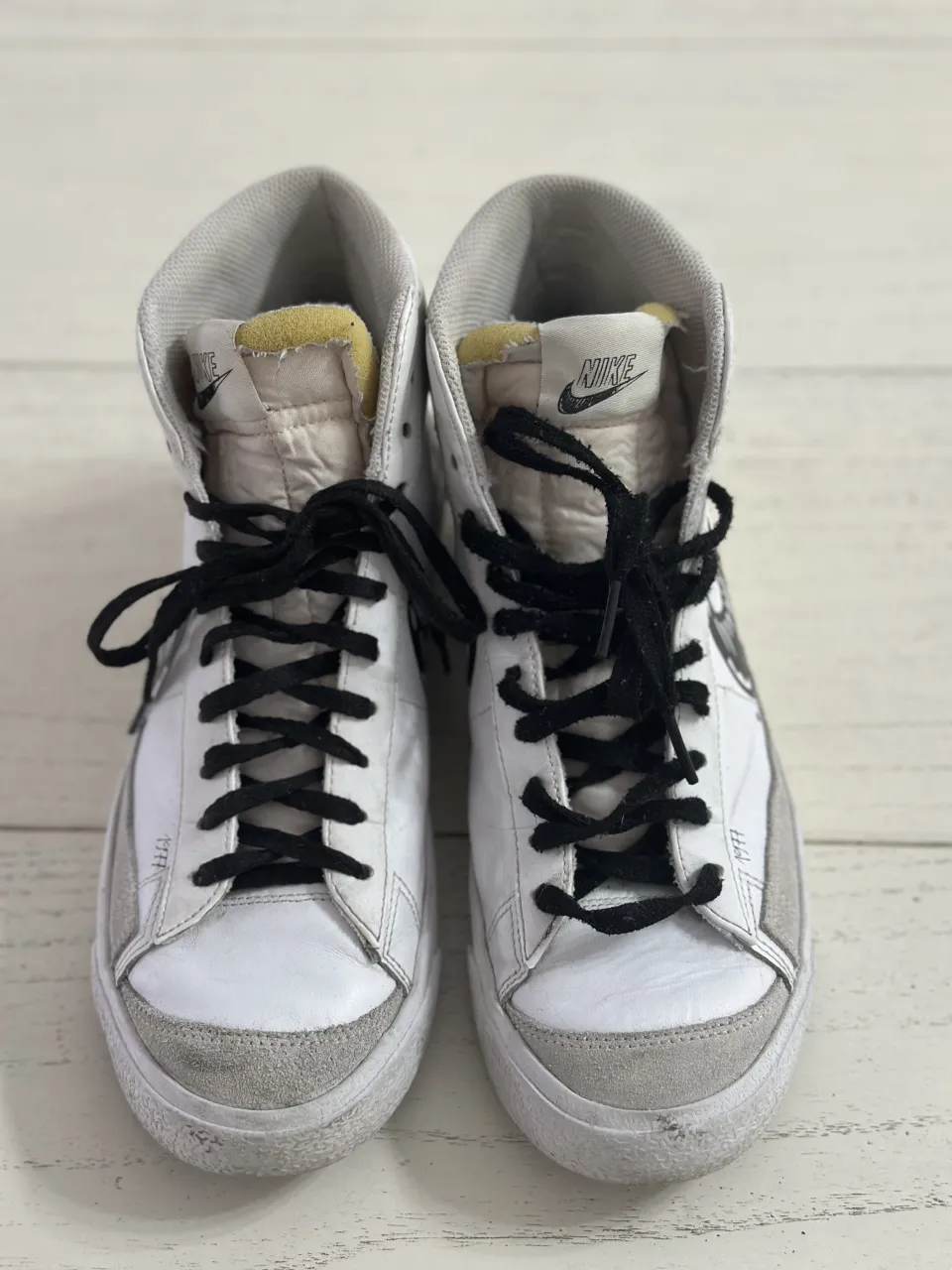 Zapatillas Nike altas, color blanco con detalles en gris y negro. Cordones negros.