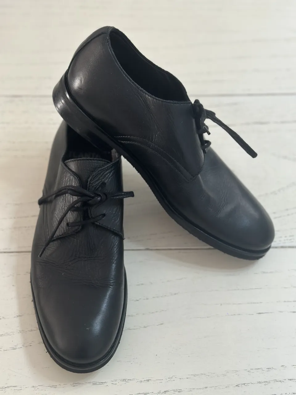 Zapatos negros de cuero genuino con cordones. Marca ATLANTA, Made in Portugal.