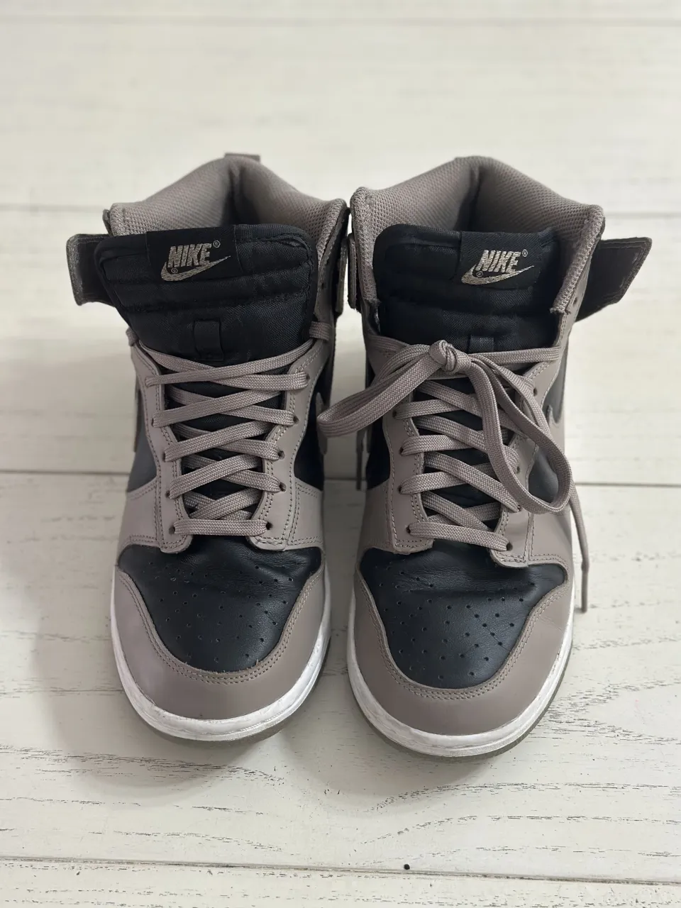 Zapatillas Nike de caña alta, color gris y negro, con cordones.