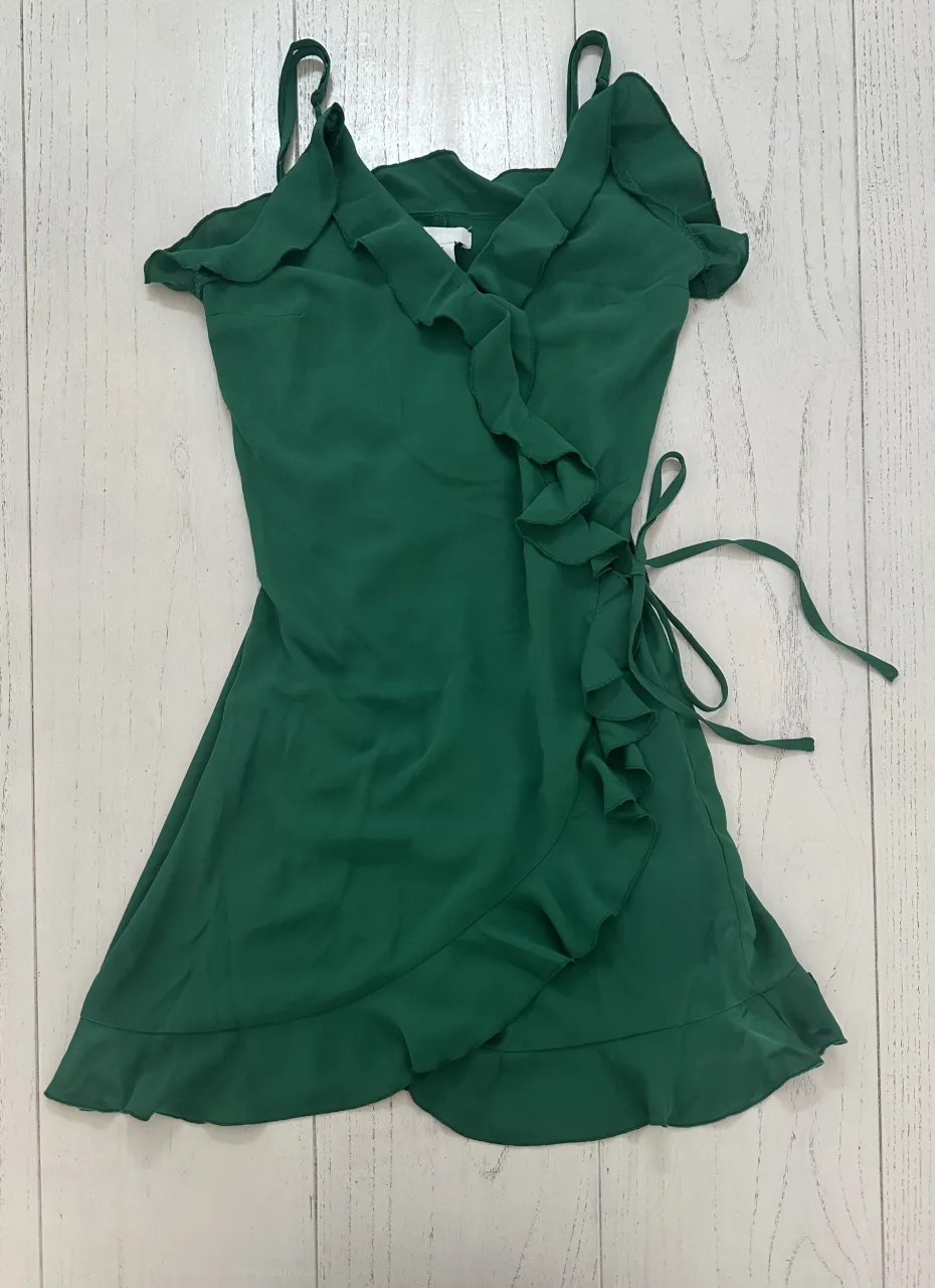 Vestido verde con volados y tiras para atar.