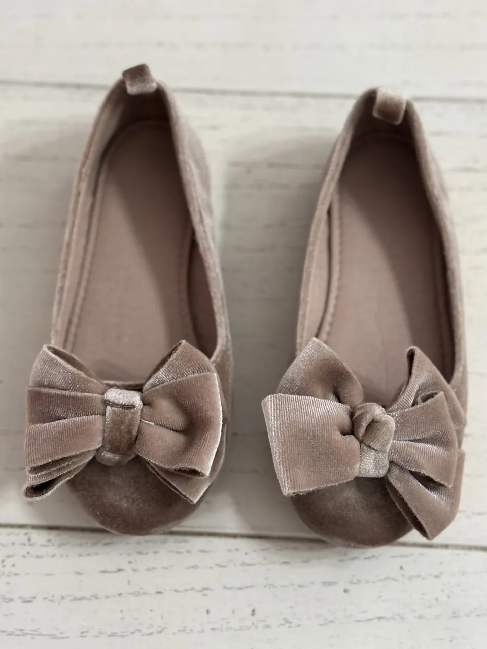 Par de ballerinas de terciopelo con moño grande al frente.