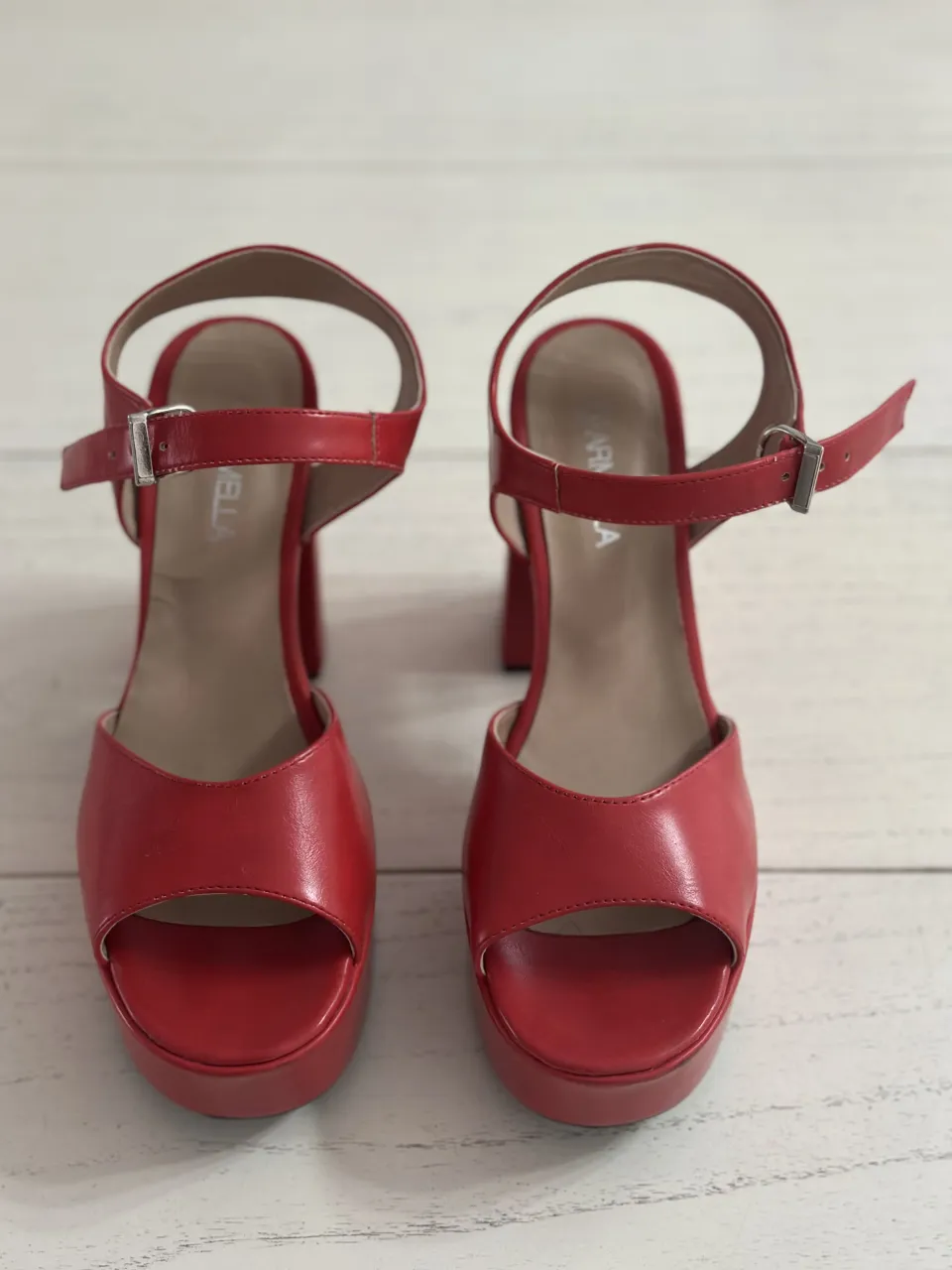 Sandalias rojas con plataforma y tira en el tobillo.