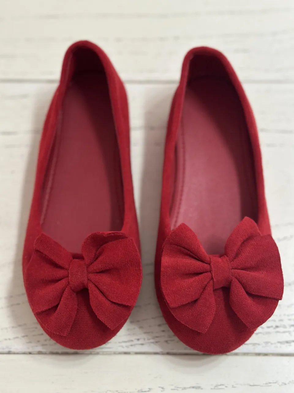 Zapatos rojos con moño.