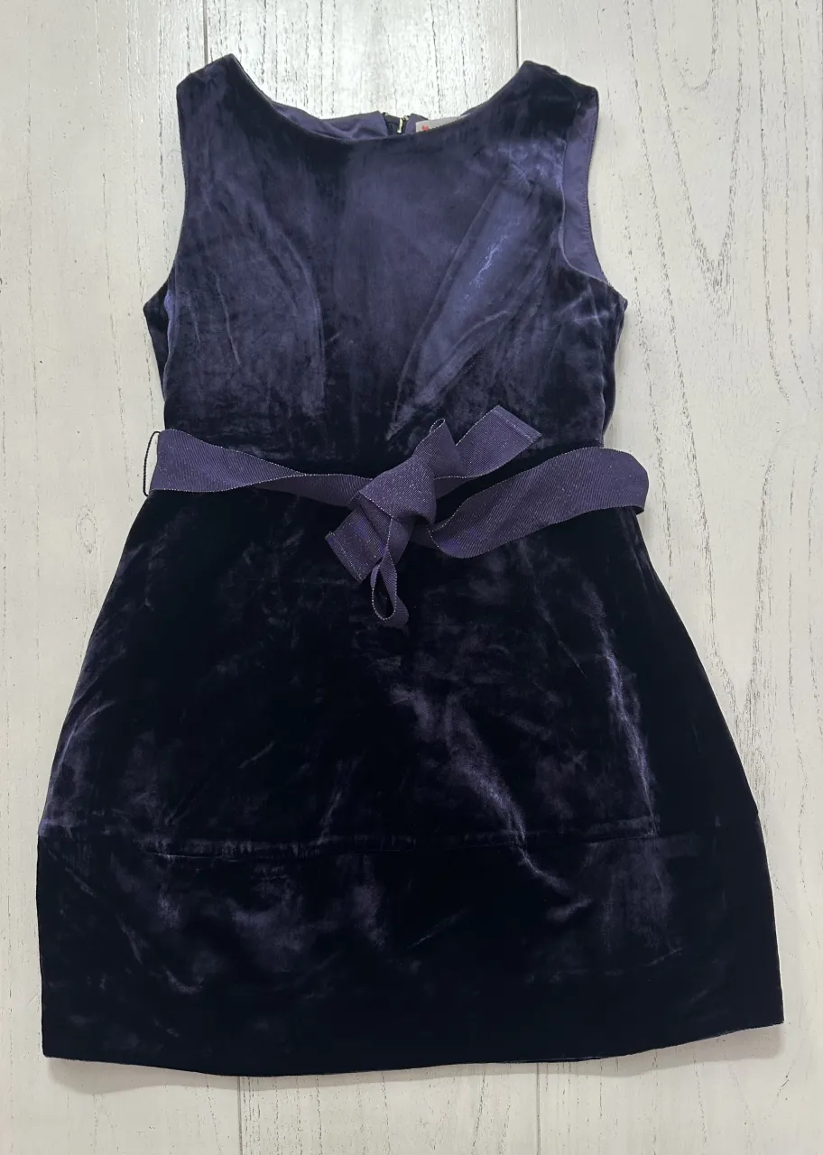 Vestido de terciopelo azul marino con cinturón de tela a tono. Cierre en la espalda.