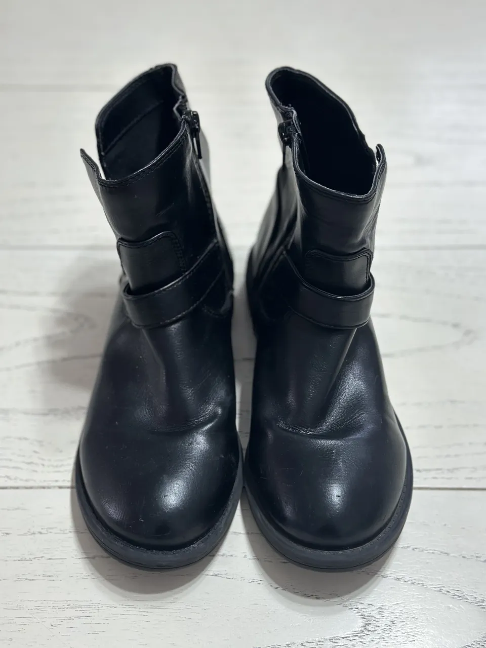 Botitas negras con hebilla y cierre lateral.