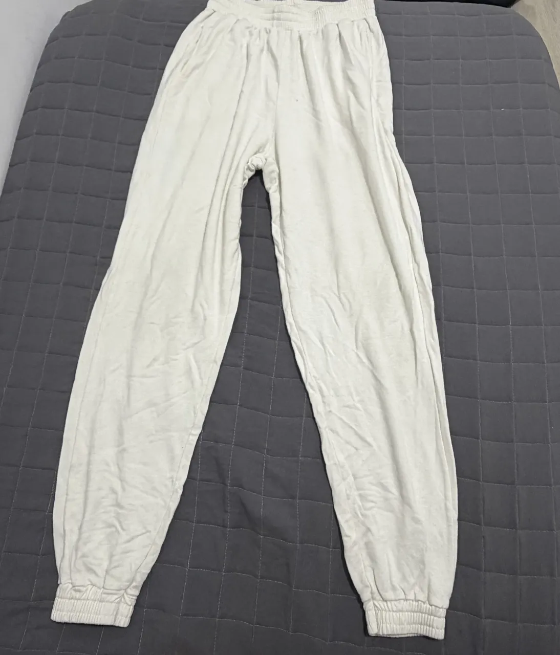 Pantalón de algodón color crudo con cintura elástica y puños en los tobillos. Tipo Jogging.