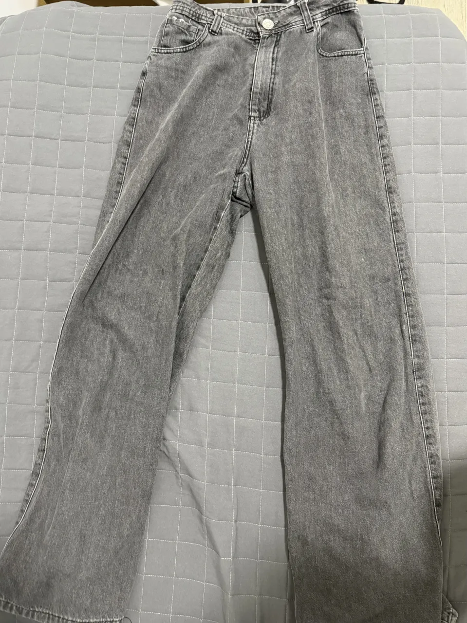 Jean de tiro alto, color gris. 