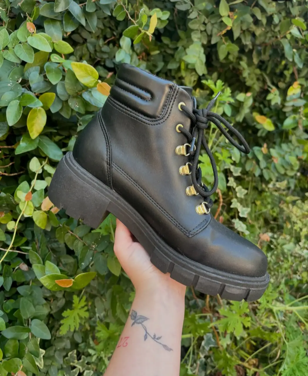 Botines negros de cuero sintético sin uso! con cordones. Ideales para un look casual y moderno. Suela robusta para mayor comodidad y estilo.