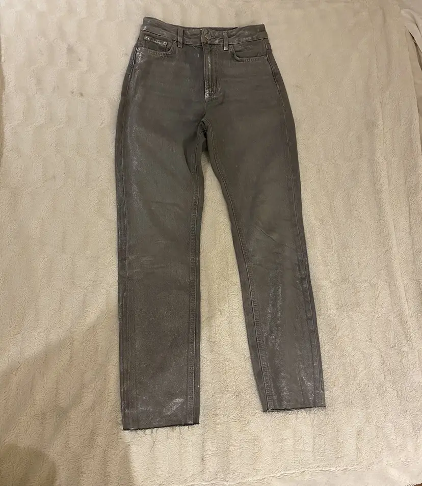 Jeans rectos de mujer, color gris metalizado, de la marca Zara. Talle 34 EUR. Ideal para un look cool comodín tanto de dia como noche.