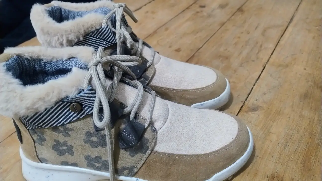 Botitas de mujer Marca Rocas, color marrón y crudo, con detalles florales y forro de piel sintética. Ideales para el invierno, con cordones y suela de goma.