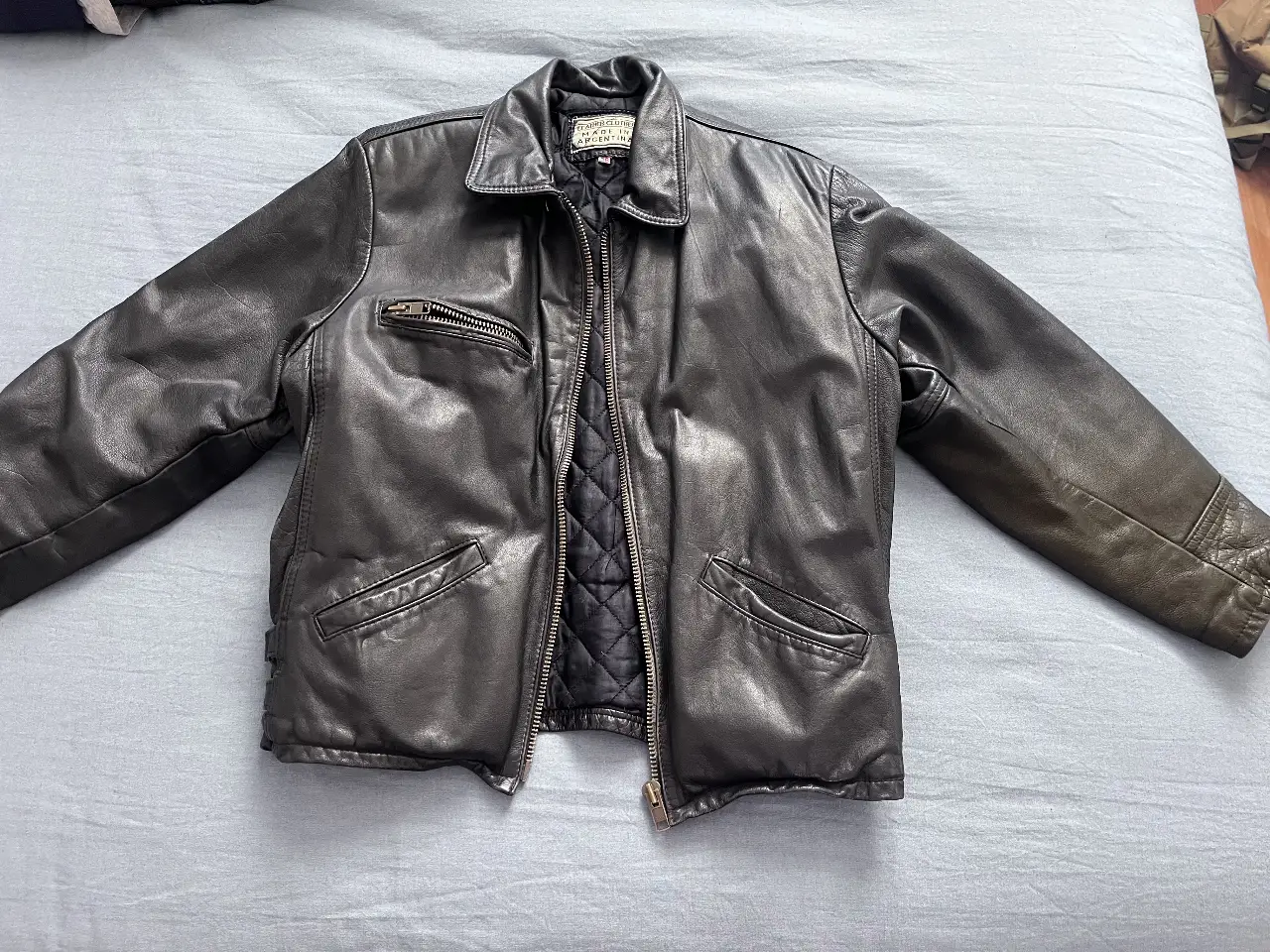 Campera de cuero negra, estilo biker, con cierre y bolsillos. Talle 48, Made in Argentina.