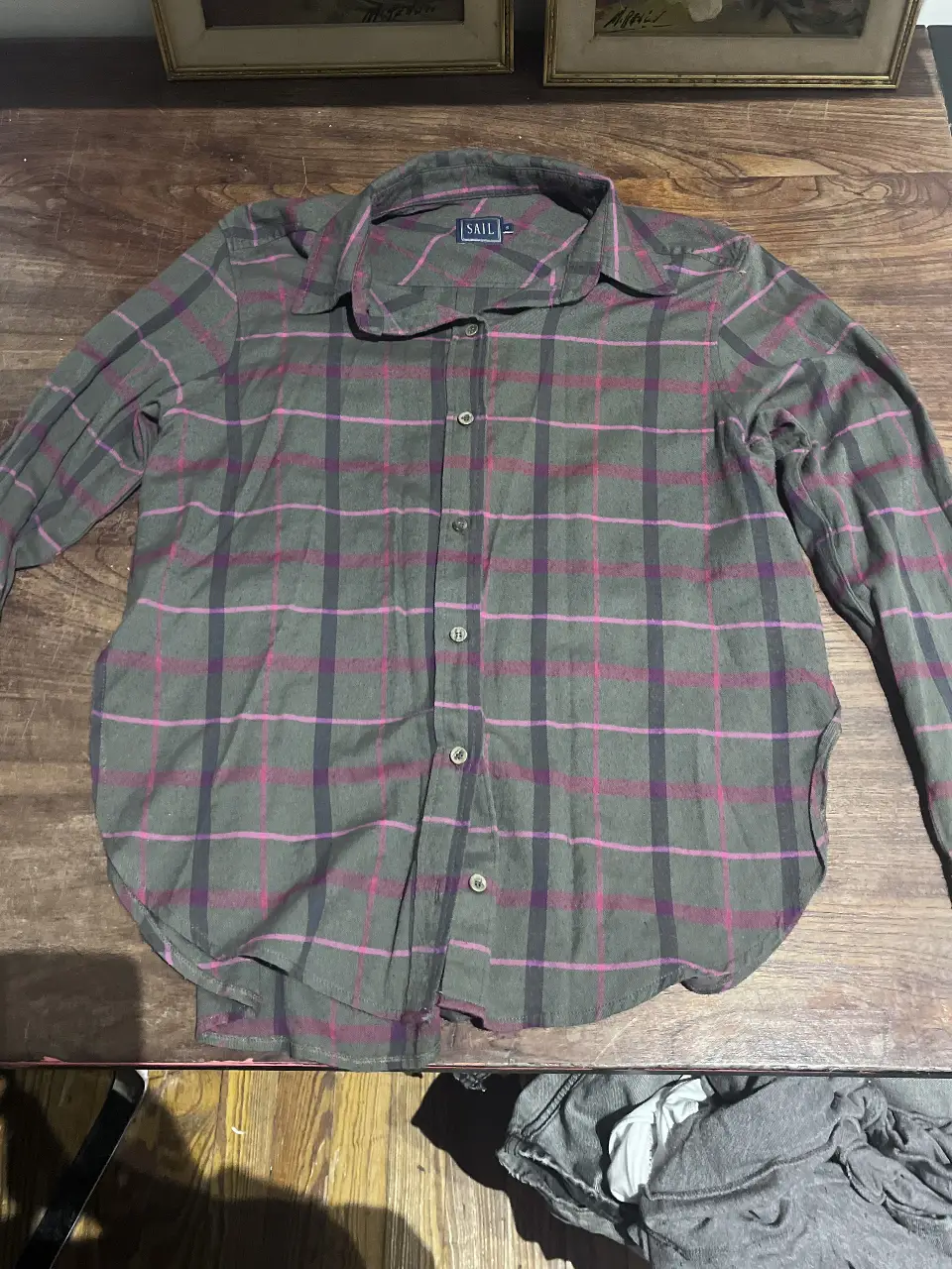 Camisa a cuadros de hombre, manga larga, con botones y cuello. Ideal para un look casual y cómodo.